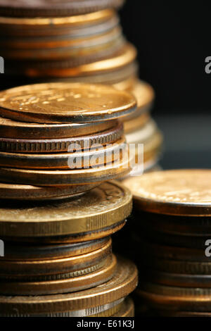 Münzen-Stacks Nahaufnahme auf schwarzem Hintergrund Stockfoto