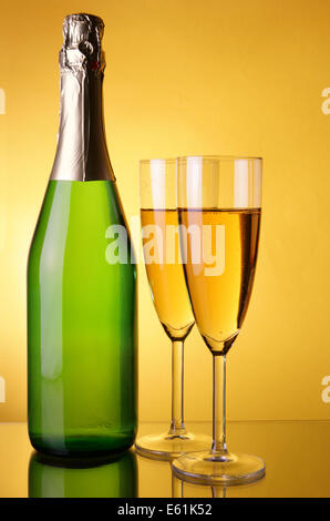 Flaschen und Gläser Champagner Nahaufnahme auf gelbem Hintergrund Stockfoto