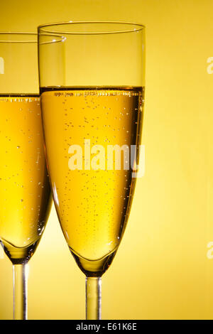 Paar Gläser Champagner Nahaufnahme auf gelbem Hintergrund Stockfoto