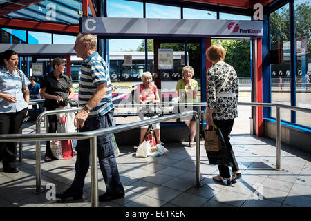 Menschen warten in Basildon Busbahnhof. Stockfoto
