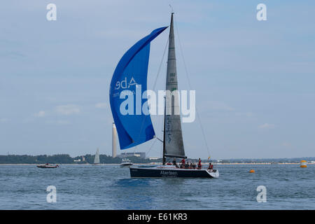 Cowes Week 2014: Aberdeen Asset Management Yacht vor Cowes Stockfoto