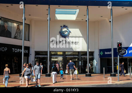 Ein Eingang zum hohen Chelmer Shopping Centre. Stockfoto