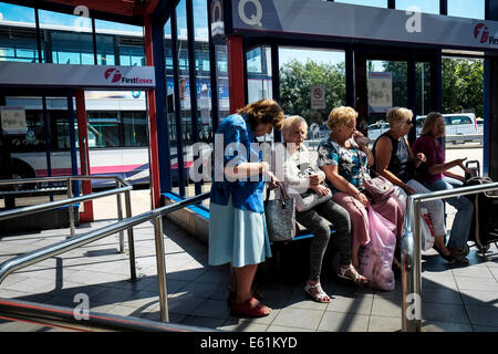 Menschen Schlange stehen in Basildon Busbahnhof. Stockfoto