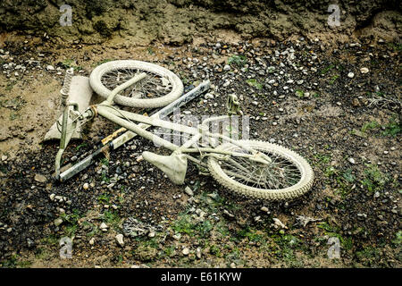Ein Fahrrad in den Marschen um Wallasea Island entsorgt. Stockfoto