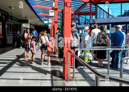Menschen Schlange stehen in Basildon Busbahnhof. Stockfoto
