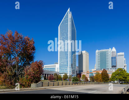 Die Skyline der Innenstadt von South College Street Bridge mit der Duke Energy Wolkenkratzer im Vordergrund, Charlotte, North Carolina, USA Stockfoto