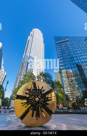 Arnaldo Pomodoros "Il Grande Disco" Bildhauerei an der Kreuzung der Tryon & Handel St mit Bank of America Tower, Charlotte, NC, USA Stockfoto