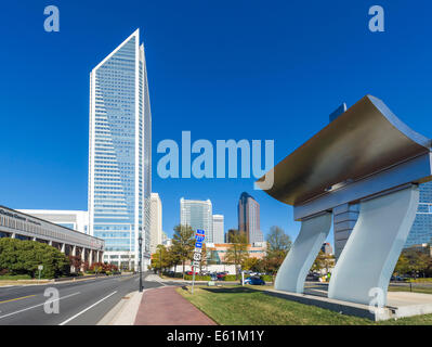 Skyline Innenstadt von South Tryon Street mit Duke Energy Wolkenkratzer nach links und Queens Tabelle Denkmal nach rechts, Charlotte, NC Stockfoto