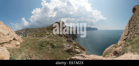 Blick auf Küste mit genuesischen Festung auf Klippe vom Eingang zur Balaklawa Zuleitung in Richtung Kap Aya, Sewastopol. Stockfoto