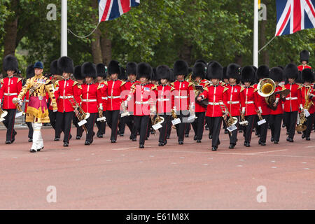 Musiker der Royal Foot Guards massierten Bands, Soldaten marschierten entlang der Mall in London bei der Trooping the Color Parade, London, England, Großbritannien Stockfoto