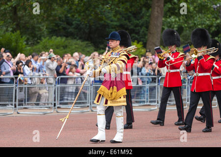 Musiker von der königlichen Garde band entlang der Mall in London marschieren, während die Trooping die Farbe Parade Juni Stockfoto