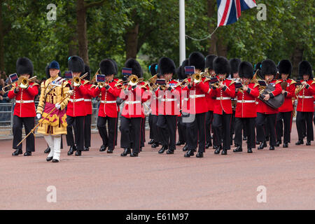 Musiker von der königlichen Garde band entlang der Mall in London marschieren, während die Trooping die Farbe Zeremonie Stockfoto