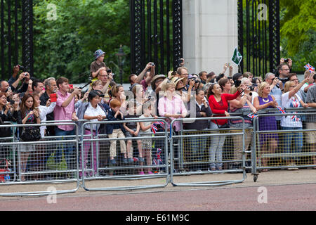 Touristenmassen beobachten die Trooping die Farbe Zeremonie und Parade auf der Mall in London Stockfoto