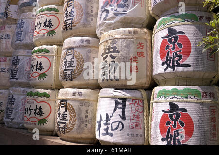 Fässer gefüllt mit Sake (Reiswein) bei Heian-Schrein, Kyoto, Japan Stockfoto