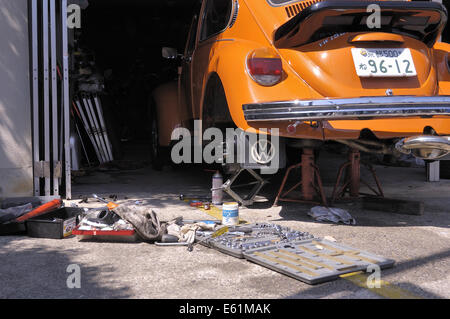 Ein VW-Käfer-Auto am Auto Mechaniker-Werkstatt, Kyoto, Japan Stockfoto