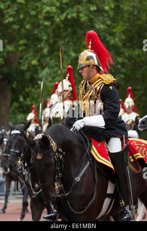 Mitglieder des Blues and Royals, Household Cavalry auf der Mall in London während der Trooping die Farbe-Parade Stockfoto