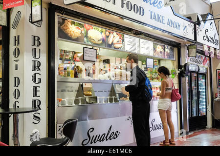 Kauf von Lebensmitteln aus einer Fast Food-Kette in Chelmsford Markt Kunden. Stockfoto