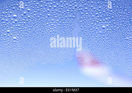 kondensierte Wassertropfen auf Fensterfläche in Flugzeugen Stockfoto