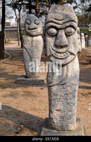 Stone Jangseung Totem Poles vor dem National Folk Museum in Seoul, Südkorea. Stockfoto