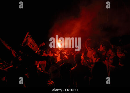 FC Barcelona (FCB) Fans feiern Sieg ihrer Fußball-Mannschaft im Jahr 2006 auf La Rambla, Barcelona, Spanien Stockfoto