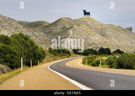 Osborne Stier Straßenschild dominieren die spanischen Straßen als ein inoffizielles Symbol nur außerhalb von Barcelona, Spanien Stockfoto