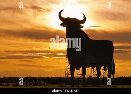Bull Straßenschild dominieren die spanischen Straßen als ein inoffizielles Symbol nur außerhalb von Barcelona, Spanien Stockfoto