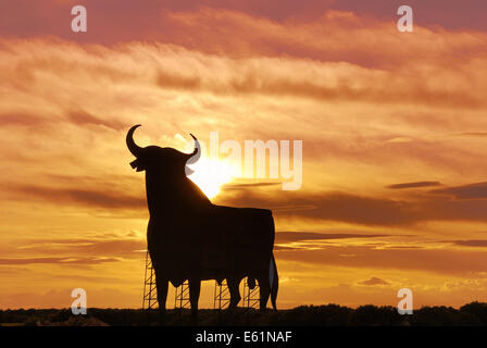Bull Straßenschild dominieren die spanischen Straßen als ein inoffizielles Symbol nur außerhalb von Barcelona, Spanien Stockfoto
