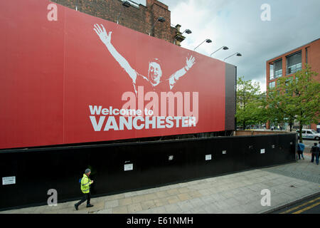 MANCHESTER, VEREINIGTES KÖNIGREICH. 11. August 2014. Eine Hinweistafel auf Hebel Straße im Bereich "Piccadilly" des Stadtzentrums die Parodien Manchester Citys Carlos Tevez billboard 2009 kündigt die Aufnahme von Louis van Gaal wettbewerbsfähige Amtszeit bei Manchester United. Der Holländer ist der 22. Manager des Vereins. Bildnachweis: Russell Hart/Alamy Live-Nachrichten. Stockfoto