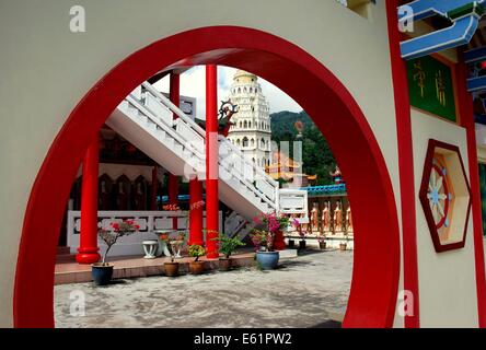 PENANG, MALAYSIA: Ein Mondtor führt von einem Hof zum Buddha Kloster im Jahre 1891 Kek Lok Si chinesischen Tempel * Stockfoto