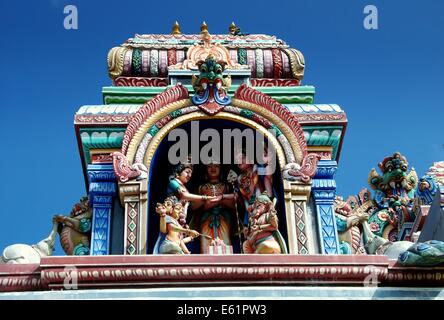 PENANG, MALAYSIA: Prächtige Figuren und Gottheiten schmücken die Hindu-Tempel auf dem Gipfel des 2.730 Fuß Penang Hill Stockfoto