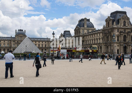 Touristen und Besucher außerhalb Louvre Museum in Paris, Frankreich Stockfoto