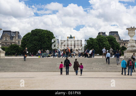 Touristen und Besucher an den Jardin des Tuileries [Jardin des Tuileries] in Paris, Frankreich Stockfoto