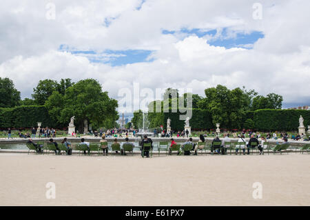 Touristen und Besucher an der Grand Bassin Rond an den Jardin des Tuileries [Jardin des Tuileries] in Paris, Frankreich Stockfoto