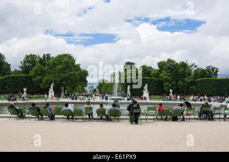 Touristen und Besucher an der Grand Bassin Rond an den Jardin des Tuileries [Jardin des Tuileries] in Paris, Frankreich Stockfoto