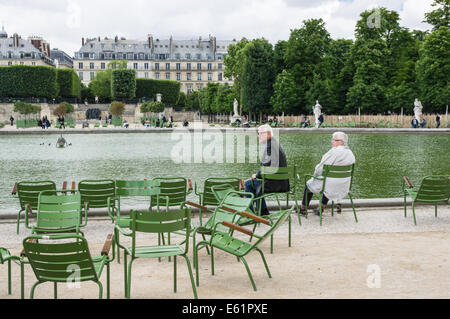 Ältere Paar sitzt an der Grand Bassin Octogonal in den Jardin des Tuileries [Jardin des Tuileries] in Paris, Frankreich Stockfoto