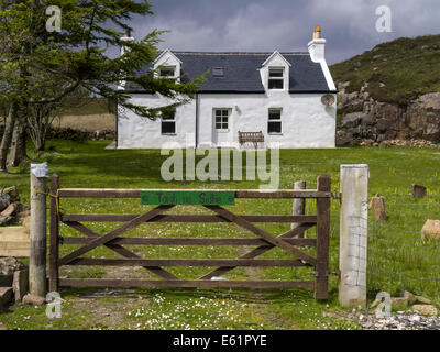 Schönen, traditionellen Stil weiß gewaschen Hütte mit Schieferdach, Tokavaig, Isle Of Skye, Schottland Stockfoto