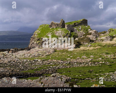 Dunscaith Burgruine, Tokavaig, Isle Of Skye, Schottland, Vereinigtes Königreich. Stockfoto