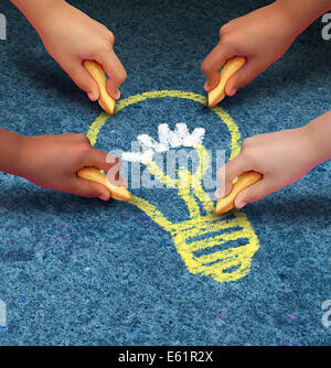 Community Ideen-Bildung-Konzept als eine Gruppe von Kindern die Hände halten Kreidezeichnung ein Glühbirnensymbol auf einem Bürgersteig Boden als s Stockfoto