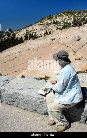 Frau malt die malerische Aussicht von Olmsted Point, mit Half Dome in der Ferne. Yosemite NP. Stockfoto