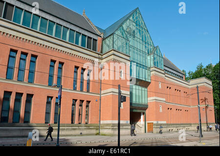 Der Eingang zum Minshull Street Crown Court (oder Polizei Stadtgerichte) in Manchester an einem sonnigen Tag. Stockfoto