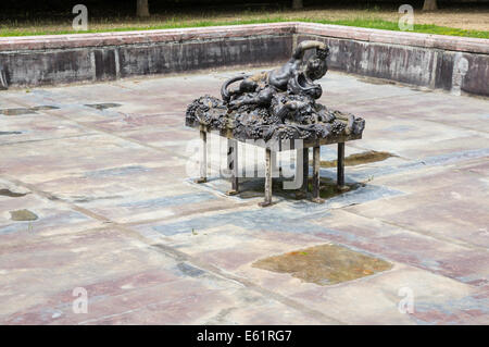 Leere Brunnen in den Gärten von Versailles in Frankreich Stockfoto