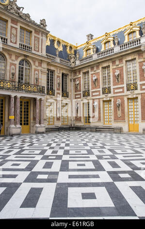 Aus Marmor Hof in das Schloss von Versailles [Chateau de Versailles] in Frankreich Stockfoto