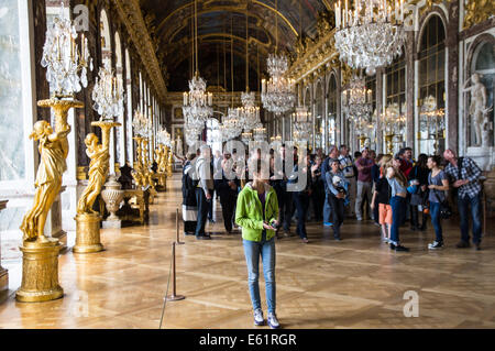 Touristen im Spiegelsaal des Schlosses von Versailles, Chateau de Versailles, in Frankreich Stockfoto