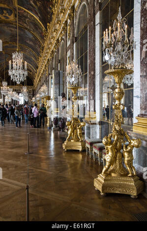 Vergoldete Lampen schmücken den Spiegelsaal des Schlosses von Versailles, Chateau de Versailles, in Frankreich Stockfoto