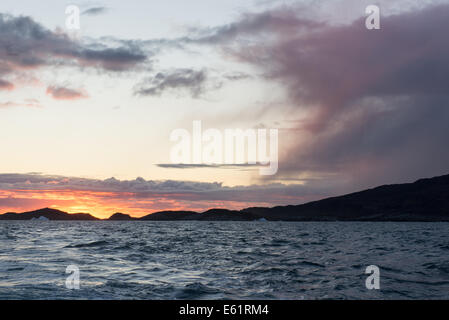 Sonnenuntergang an der arktischen Küste mit cloudscape auf der Diskoinsel in Grönland Stockfoto