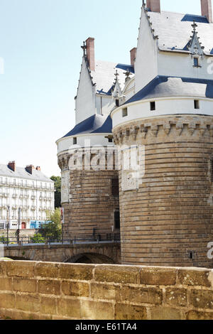 NANTES, Frankreich - 25. Juli 2014: Türme des Schlosses der Herzöge der Bretagne in Nantes, Frankreich. Die Burg diente es als Zentrum Stockfoto