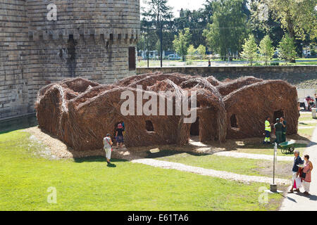 NANTES, Frankreich - 25. Juli 2014: Labyrinth im Hof des Schlosses der Herzöge der Bretagne in Nantes. Die Burg diente es als den cent Stockfoto