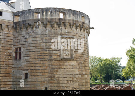 NANTES, Frankreich - 25. Juli 2014: Turm von Schloss der Herzöge der Bretagne in Nantes, Frankreich. Die Burg diente es als Zentrum o Stockfoto