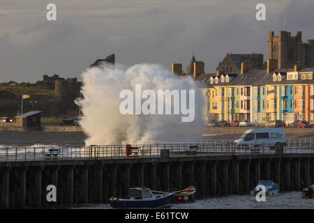 Aberystwyth, Wales, UK. 11. August 2014. Eine große Flut in der Abenddämmerung zusammen mit Wellen gerührt-Up durch das Ende des Ex-Hurrikan Bertha sind eine unliebsame Erinnerung an die verheerenden Winterstürme die Ceredigion Küste im Januar getroffen Credit: atgof.co/Alamy Live News Stockfoto