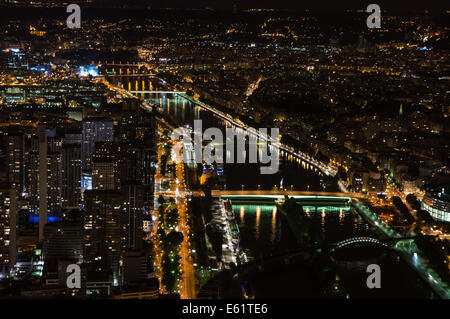 Luftbild von Paris in der Nacht aus der obersten Etage des Eiffelturms, Paris, Frankreich Stockfoto